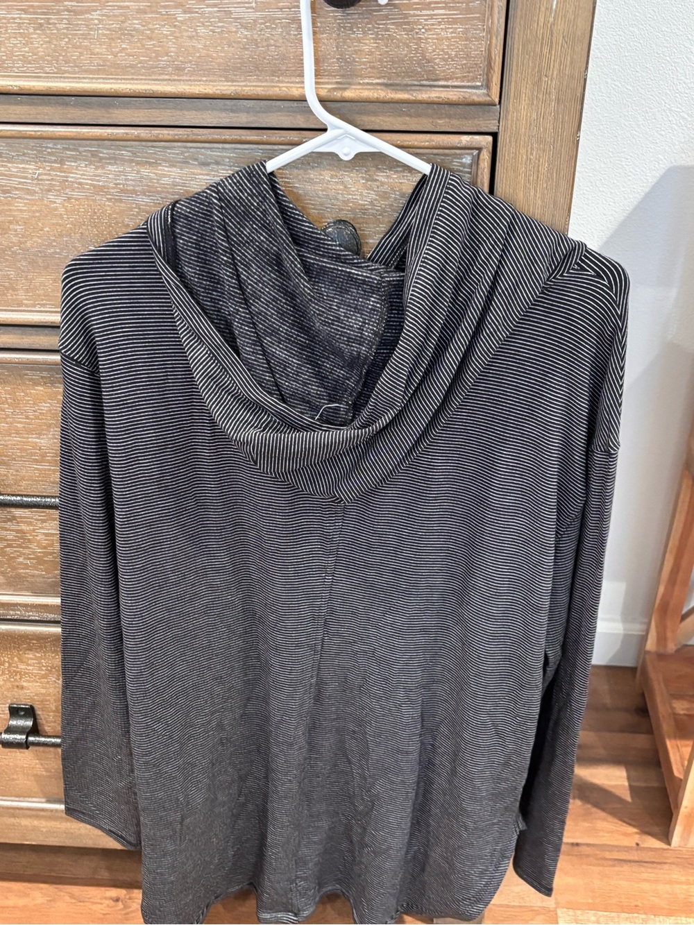 Striped long sleeve hooded tea - Picture 2 of 3
